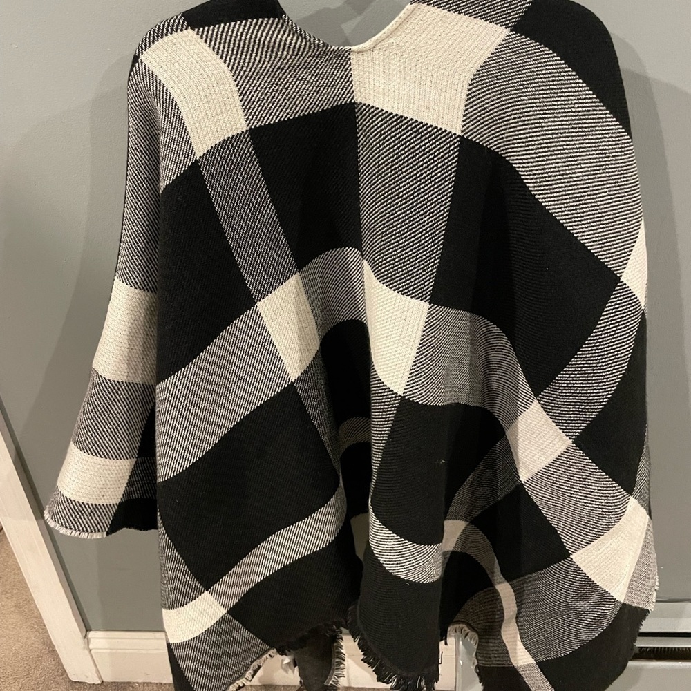 Reversible NWT Banana Republic - one size Poncho 🖤🤍 - Picture 2 of 5